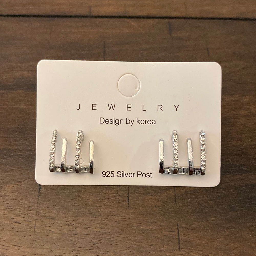 NIB Silver/ Rhinestone Ear Cuff - Picture 2 of 6